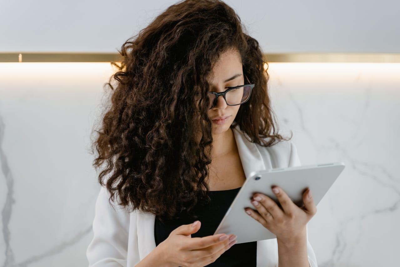 Человек читает инструкцию на планшете